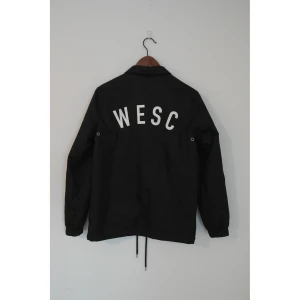 Reversible jacka från WeSC - Två jackor i en! Snygg skate-jacka från WeSC som går att vända ut och in! Sparsamt använd. 