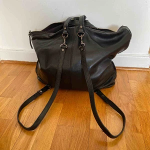  - Svart shopper som går att konvertera till ryggsäck. I äkta skinn från Zara.