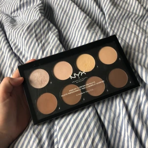 Contourpalett från nyx  - Knappt använd contourpalett från märket nyx. Själva förpackningen är lite repig men produkten är i jättebra skick och bara använda ett fåtal gånger. Frakten ingår 