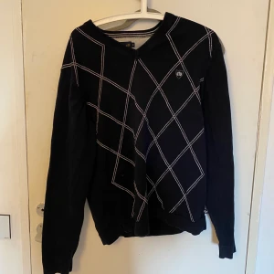 Marin blå tröja  - Säljer denna marinblå tröja hör av dig om du är intresserad eller har frågor kram!💓💓