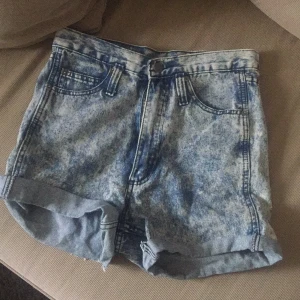 TIEDYE SHORTS från Cheap Monday - Strl 29, är mjuka och sitter så bra. Är som en 36. 