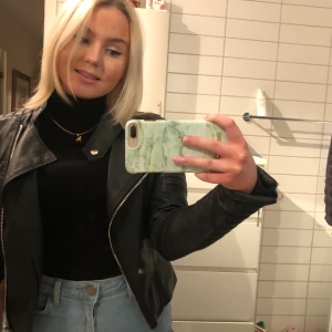 skinnjacka  - Så fin men kommer tyvärr inte till användning 💙 Nypris 599 