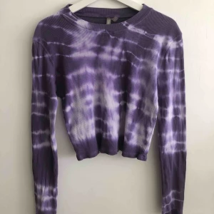  - Säljer denna batiktröjan från Asos, står storlek 42 men jag skulle sälja att den passar bättre på en 38. Använd ca 2 gånger och tvättad. Frakten är inte inräknad i priset💕  Budgivning sker i kommentarerna, högsta bud ligger på  240 kr