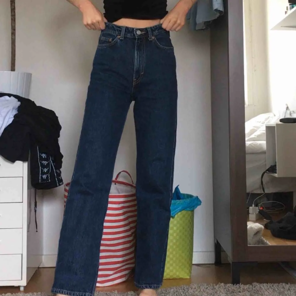 Så snygga raka jeans från weekday i modellen Rowe! Köpta här på Plick men tyvärr för stora i midjan för mig;-( kan mötas i Stockholm och annars står köparen för frakt! . Jeans & Byxor.