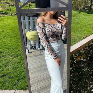 Off shoulder body - Body i skitsnyggt mönster från boohoo, i använt skick därav priset. 🤎 frakt tillkommer