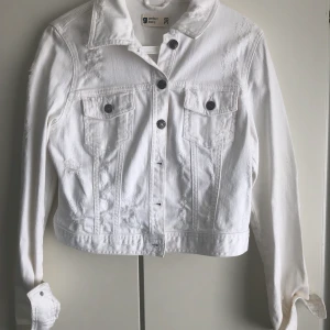 Vit jeansjacka ripped ombloggad - Ny oanvänd .Super snygg jeansjacka sliten . Färg vit . Stl 38