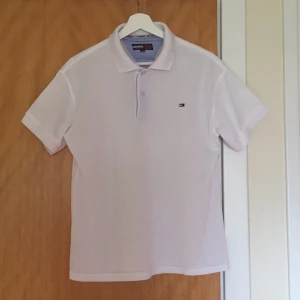 Tommy Hilfiger Piké - Tunn piké från Tommy Hilfiget perfekt för sommarens fina väder. Size M, varan kan skickas med post där köpare står för frakt. (Tar 2-3 arbetsdagar att anlända)