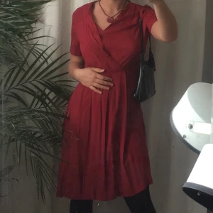 Röd klänning  - Klänning från Bondelid i mycket fint skick💘💘Köparen står för frakt🦋