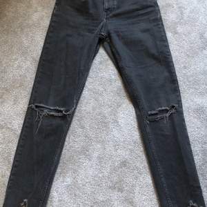 Mom jeans från Gina tricot som är för små för mig, är vanligtvis en 34-36a men hade behövt 38 i dessa. Coola slit-detaljer och fin grå tvätt!