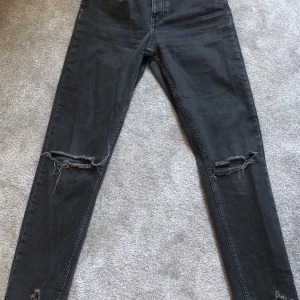 Gråa ”Sienna” mom jeans - Mom jeans från Gina tricot som är för små för mig, är vanligtvis en 34-36a men hade behövt 38 i dessa. Coola slit-detaljer och fin grå tvätt!