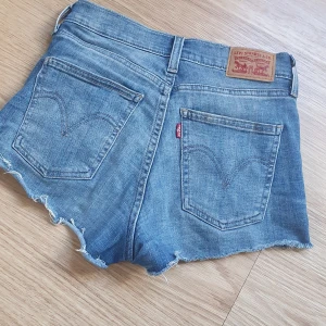 Blåa Levi's shorts  - Ljusblåa Levi's shorts strl XS