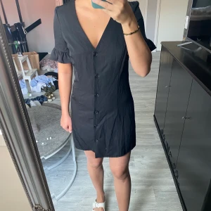 Klänning - En enkel svart klänning som går att både styla upp och ner, fin nu till lite varmare kvällar🌝