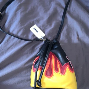 Axel väska  - Helt oanvänd väska från bikbok. Original pris 199kr