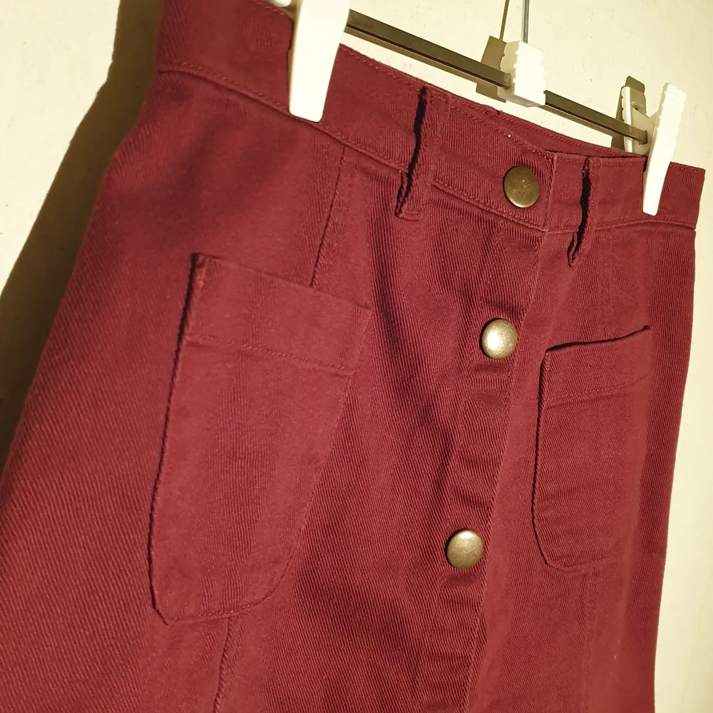 Röd jeanskjol med knappar från Monki i storlek 36. Priset är exklusive frakt.. Kjolar.