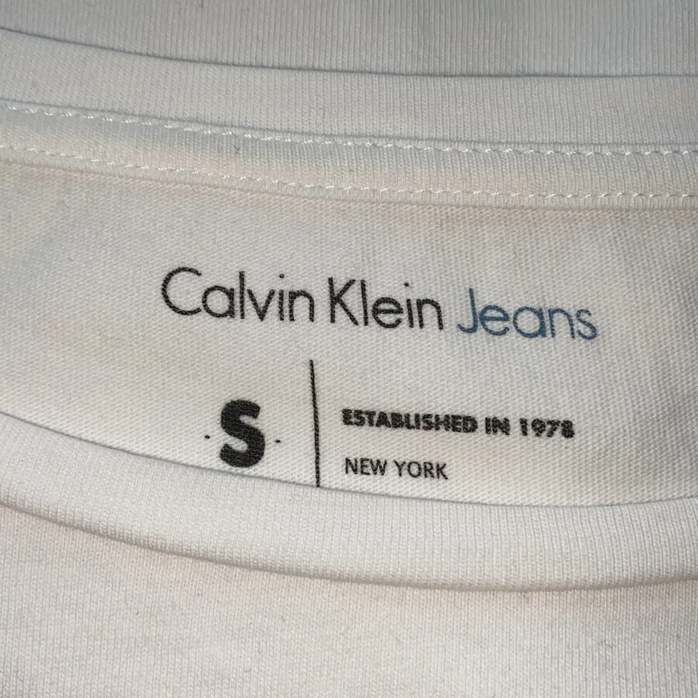 Vit, Långärmad Calvin Klein tröja. Storlek S. Använd 5 gånger så jätte fint skick❤️. Tröjor & Koftor.