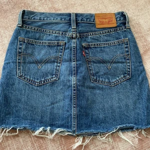 Levis kjol - Levis kjol storlek 25/ungefär storlek S. Jätte fint skick, ser inte alls använd ut. Nypris 700kr❤️