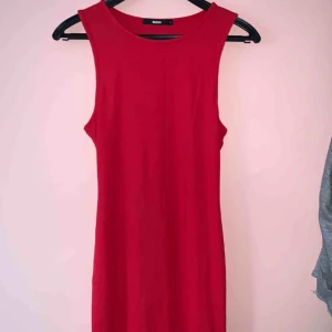  - Röd klänning från bikbok i storlek L