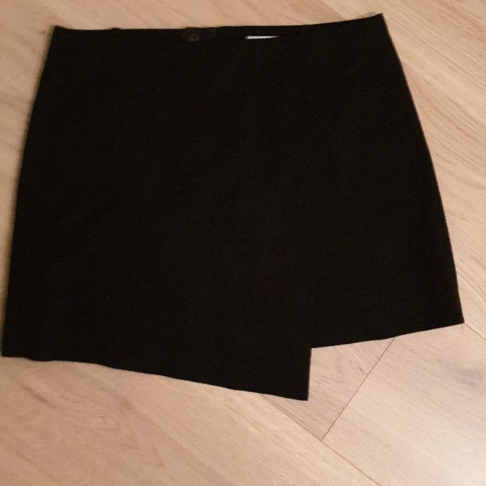 Jag säljer en stockh lm kjol som jag aldrig använd. Den är i storlek 36. Jag säljer den pga fel storlek. Från djur- och rökfritt hem Finns i Norrviken Samfraktar. Kjolar.