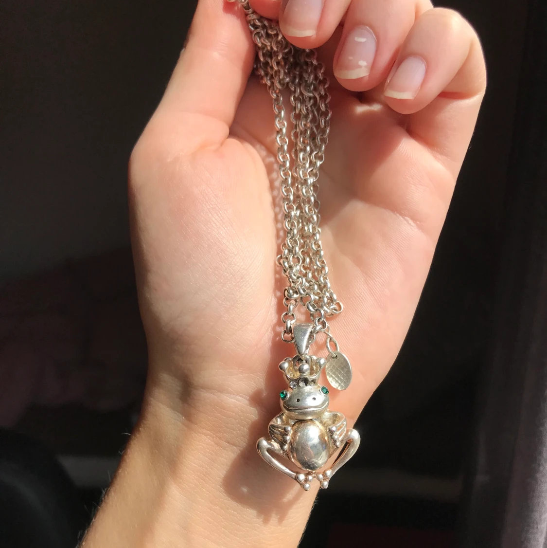 Långt halsband med groda