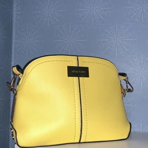 Axelremsväska River Island - Helt ny! Använd 1 gång, rymlig och väldigt snygg till sommaren 