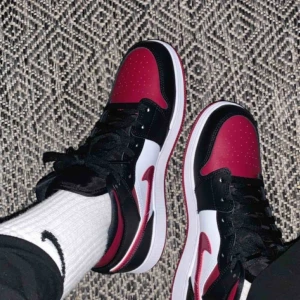  - (Högsta just nu: 1300) mina jordan mids noble reds, köpta för ca en månad sen och inte använda alls mycket därav inga creases eller defekter alls:) Bud startar från 1200✌🏽🦋tar endast betalning via swish och köparen står för frakt