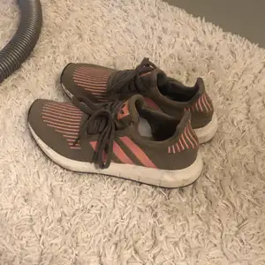 Fina adidasskor som är gröna med rosa detaljer, använda ca fem gånger. Storlek 39 1/3, Nemen jag har vanligtvis 38 så skulle säga att det passar de, nypris 800kr köpare står för frakt! 