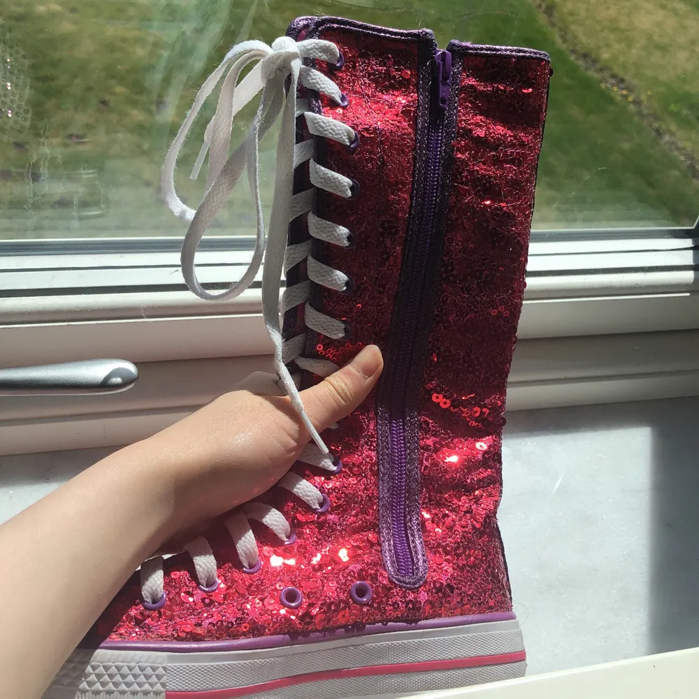 New glitter sketches in size 35! Super pretty and different instyle and is perfect for anything! This was bought in a store for about 5 years ago and because I’m a size 36 they’re too small! They’re entirely new and super pretty!. Skor.