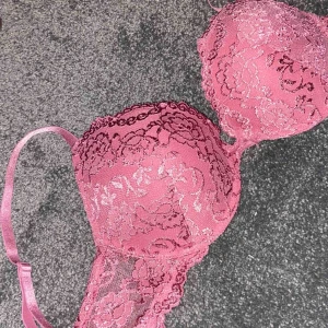  - Priset diskuteras! En riktigt riktigt fin rosa bh i spets. Lite push-up, storlek 75D, dock är den lite mindre i storlek eftersom det är push-up. NY! Använd 1 gång, tyvärr för stor för mig. 