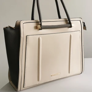 River island  - River island väska i använt, men väldigt bra skick. 