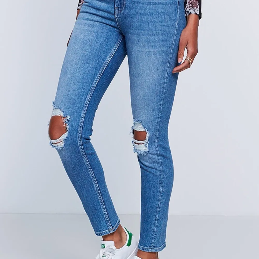 Jättefina jeans med hål på knäna från Gina! Storlek 34 och nästan oanvända (1/2ggr). Säljer pga för små, slutsålda på hemsidan!! Budgivning . Jeans & Byxor.