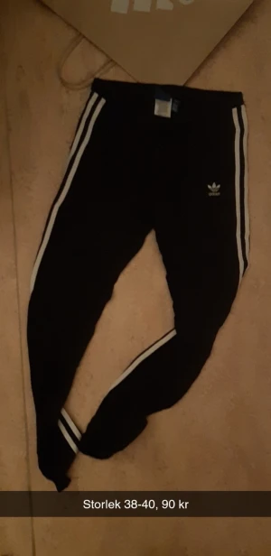 Adidas-tights - Skriv för mer info/fler bilder! Finns i gbg men kan även skickas. Katt finns i hemmet!