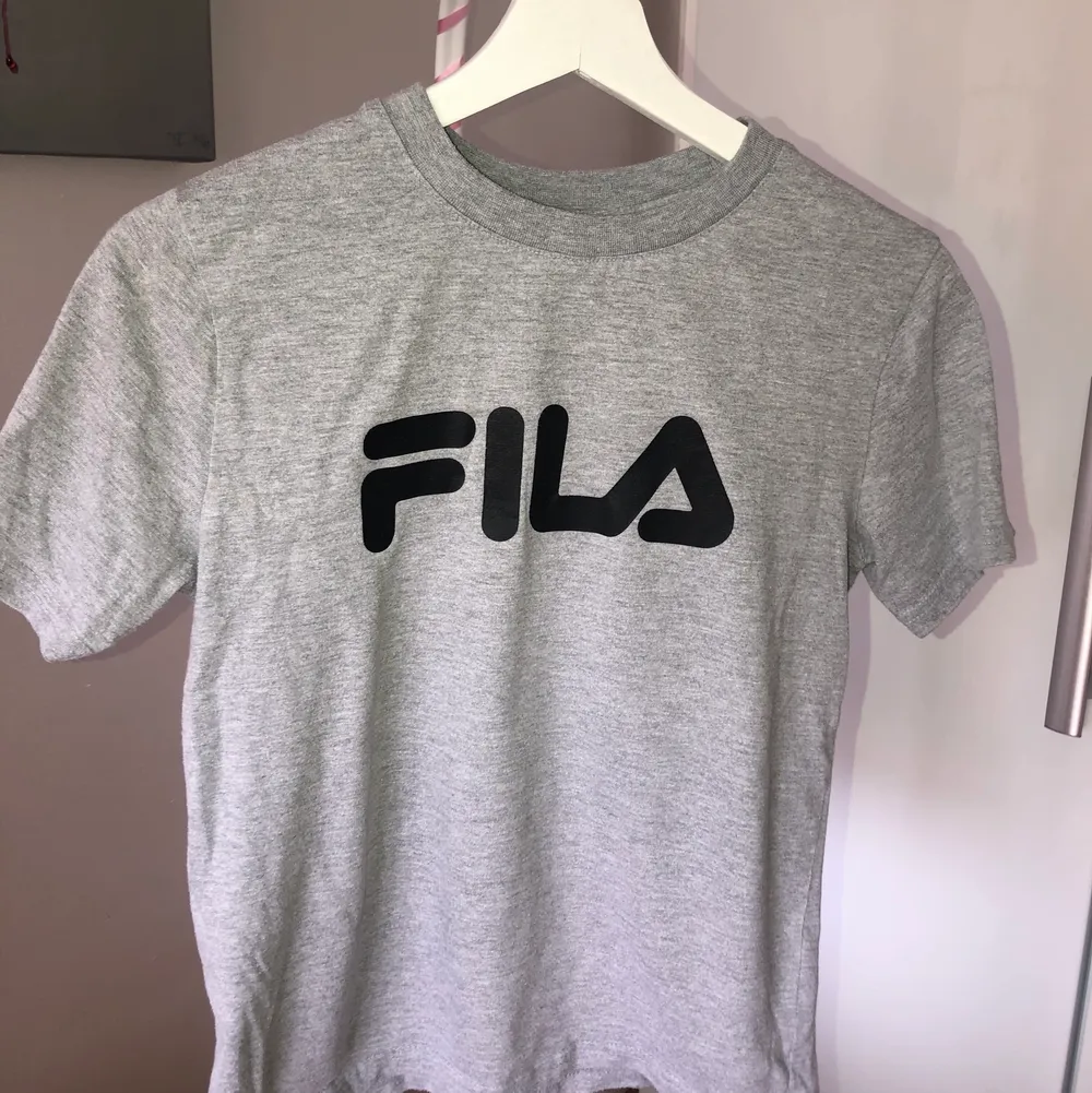En grå Tshirt från Fila, äkta & köpt i Australien. Skulle säga sitter som en XS/S, nypris ca199kr.. T-shirts.
