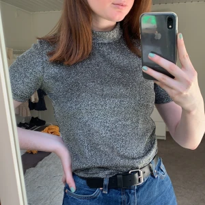 Glittertopp - Glittrig topp från carlings i storlek M, perfekt till fest!Använd 2 gånger. Jag är själv en S så skulle säga att den är liten i storlek. 100kr inkl frakt:) 