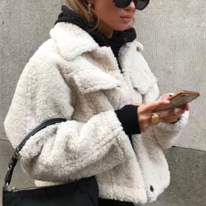 Teddy jacka  - Teddy jacka från Ginatricot, jätte fin trending teddy jacka som är perfekt till våren, inte för varm eller för kall. Första bilden är lånad.