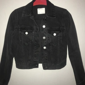 Jeansjacka  - Jag säljer min jeans jacka då den inte kmr till användning.                                                                          stl XS. (köparen står för frakten).
