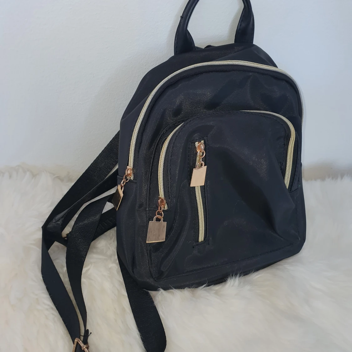 Svart Ryggsäck Med Guld Detaljer