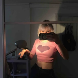  - 🐒ber om ursäkt för tuggummituggande, men tröjan är fin! Frakt tillkommer annars kan jag mötas upp i stockholm🐒