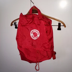 Fjällräven väska - Tunn, röd, ryggsäck, lite som en tygpåse. Äkta fjällräven.