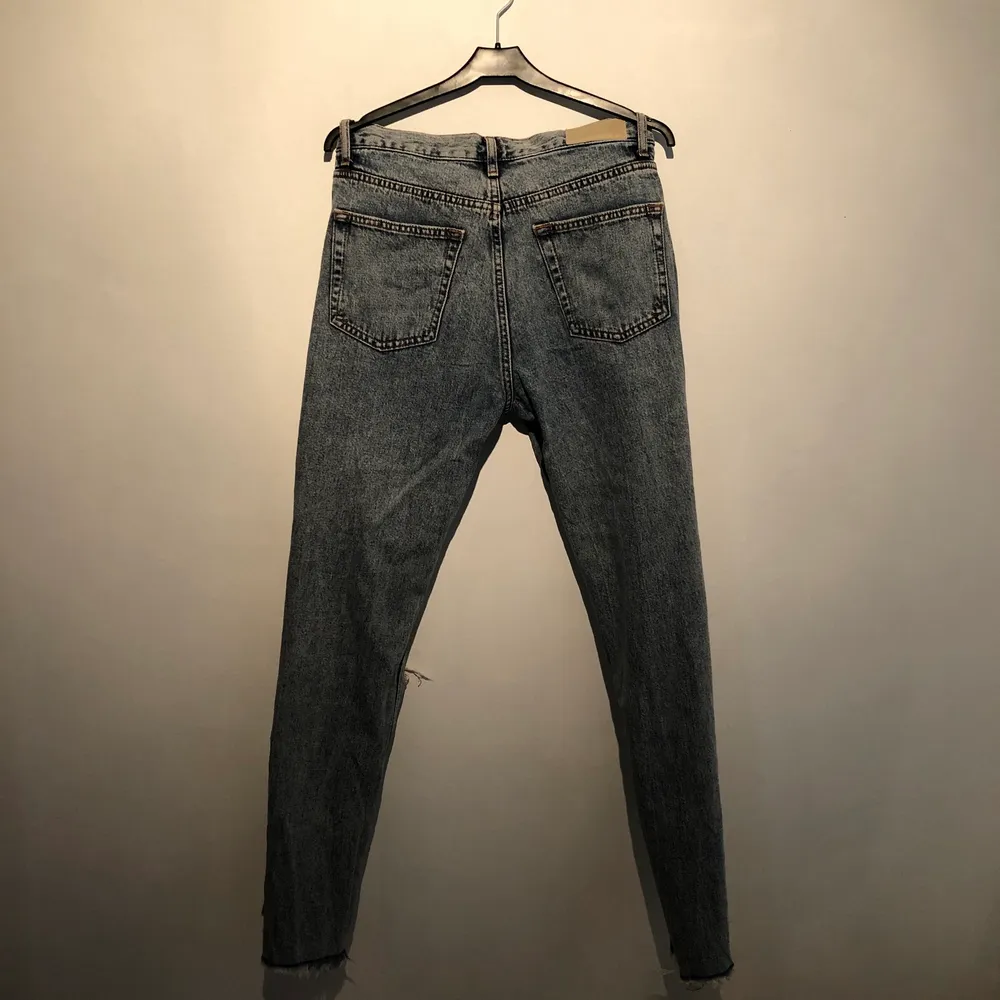 Håliga mom jeans från BikBok, storlek S!! Säljes för 300 inklusive frakt ☺️. Jeans & Byxor.