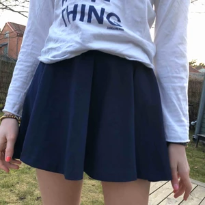  - Söt mörkblå kjol från ralph lauren 💙 är i L i barnstorlek men motsvarar en vanlig XS - S (skulle säga att den är lite större i storlek) helt oanvänd. Nypris ung 900