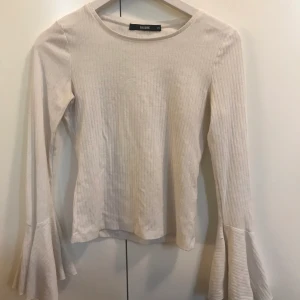 Vit topp med volangärm. XS  - Använd men i bra skick 