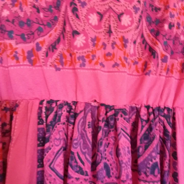 Klänning i härlig rosa i tunt tyg perfekt på sommaren. Behövs sys i övre kanten och mitt på där den har öppnat sig i sömmen . Övrigt.