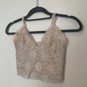 Beige topp - Topp från bikbok i bra skick! Använd fåtal gånger.