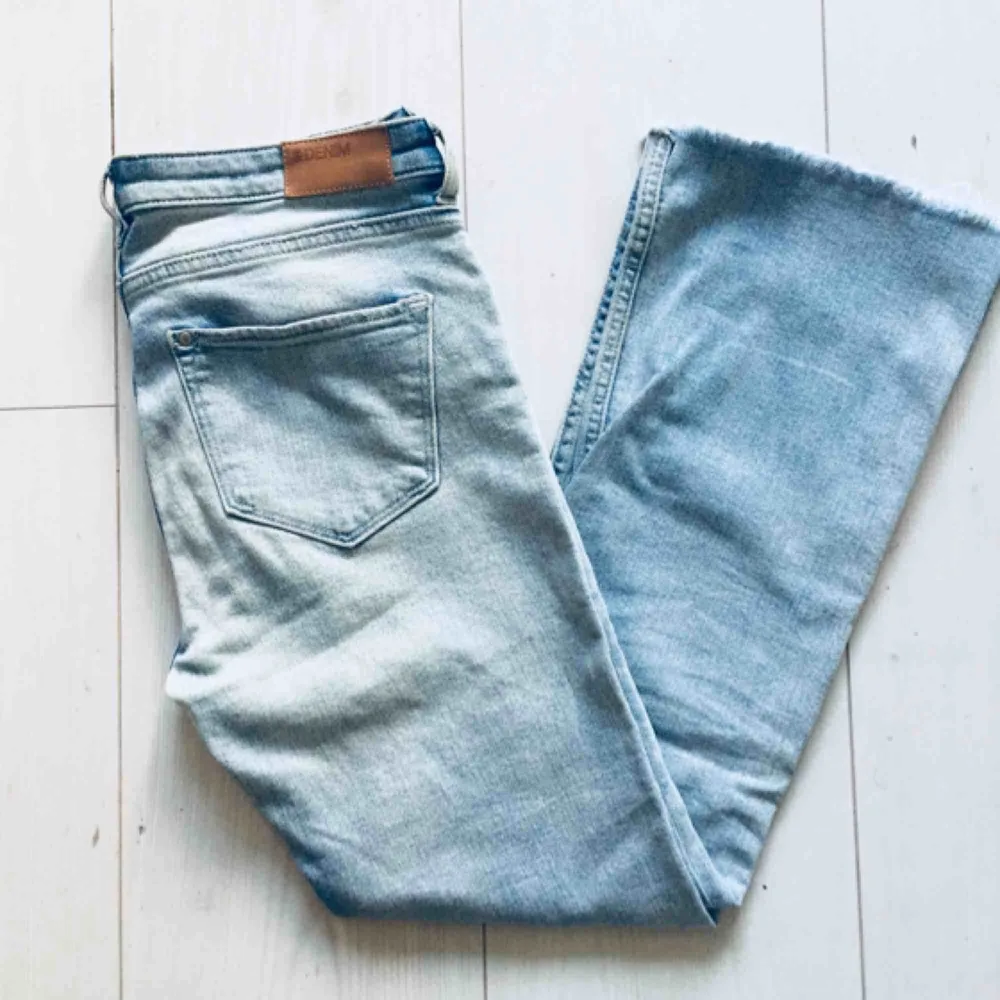 Jeans som är något utsvängda nertill. Snygga! . Jeans & Byxor.