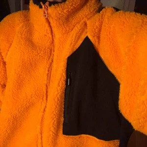  - Mjuk och gosig orange (furry) tröja med dragkedja! Varm och skön till vintern🧡 möts upp insticksfil, köparen står annars förför frakt 📦 