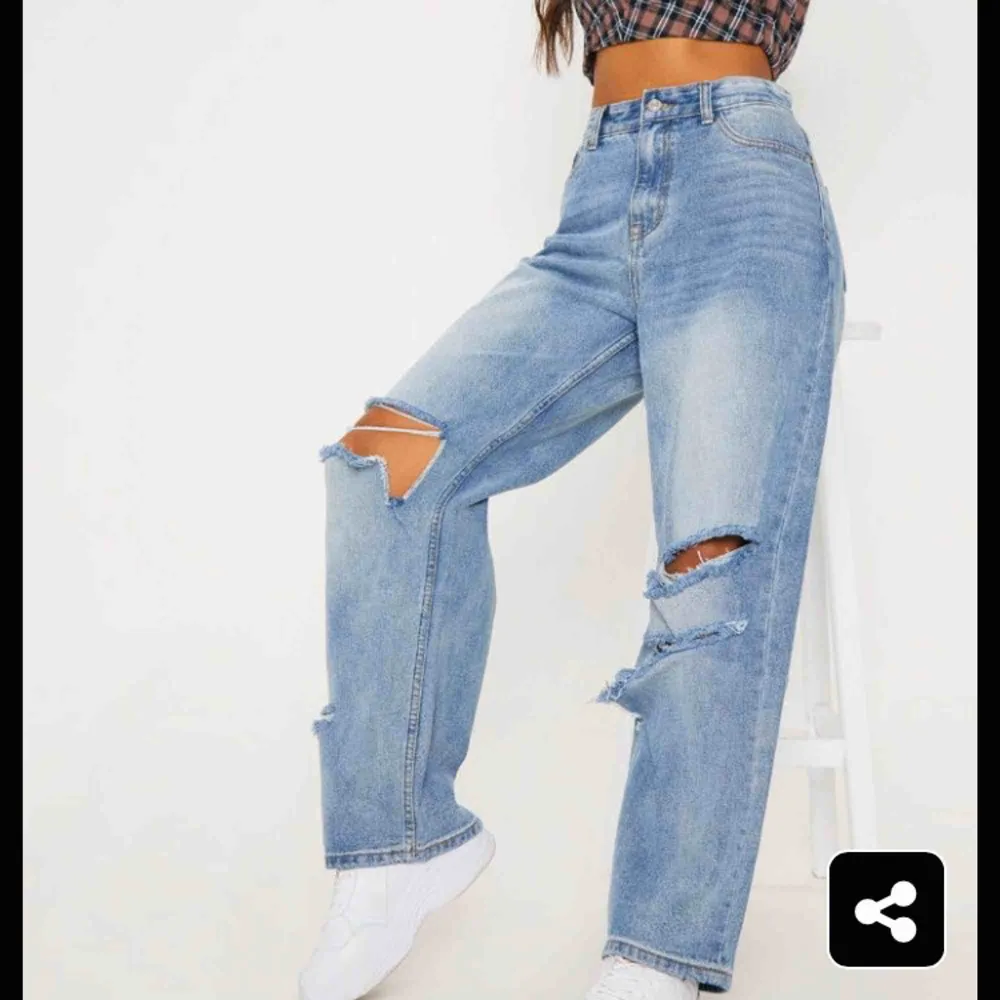 Blåa boyfriend jeans med hål från prettylittlething ”Mid Wash Baggy Low Rise Distressed” Säljer dessa snygga jeans på grund av att de är för stora för mig, etiketten sitter kvar och de är aldrig använda. Jeans & Byxor.
