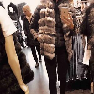 Pälsväst - En grå pälsväst. Har använt 1 gång. Säljer pga inte min stil. Frakt ingår ej