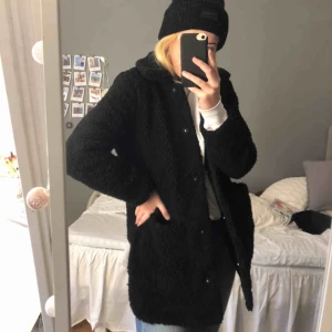 - Supermysig kappa i teddybear material köpt på H&M för 699kr. Använd max 3 gånger😊