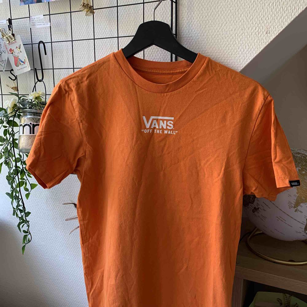 BUDGIVNING AVSLUTAD! Orange slutsåld Vans-tisha från Carlings! Väldigt sparsamt använd och passar perfekt till hösten! Storlek S men passar även en M. Köparen står för frakten! 🧡✨ UPPDATERING: bud har börjat läggas, ligger just nu på 90kr! . T-shirts.
