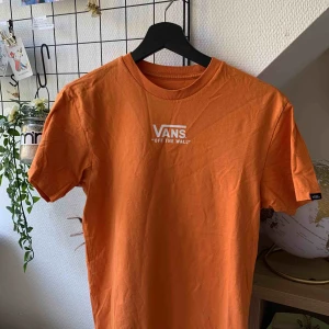  - BUDGIVNING AVSLUTAD! Orange slutsåld Vans-tisha från Carlings! Väldigt sparsamt använd och passar perfekt till hösten! Storlek S men passar även en M. Köparen står för frakten! 🧡✨ UPPDATERING: bud har börjat läggas, ligger just nu på 90kr! 